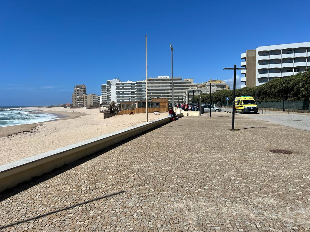 Mulher salva por populares de afogamento no mar da Póvoa de Varzim -  MAIS/Semanário