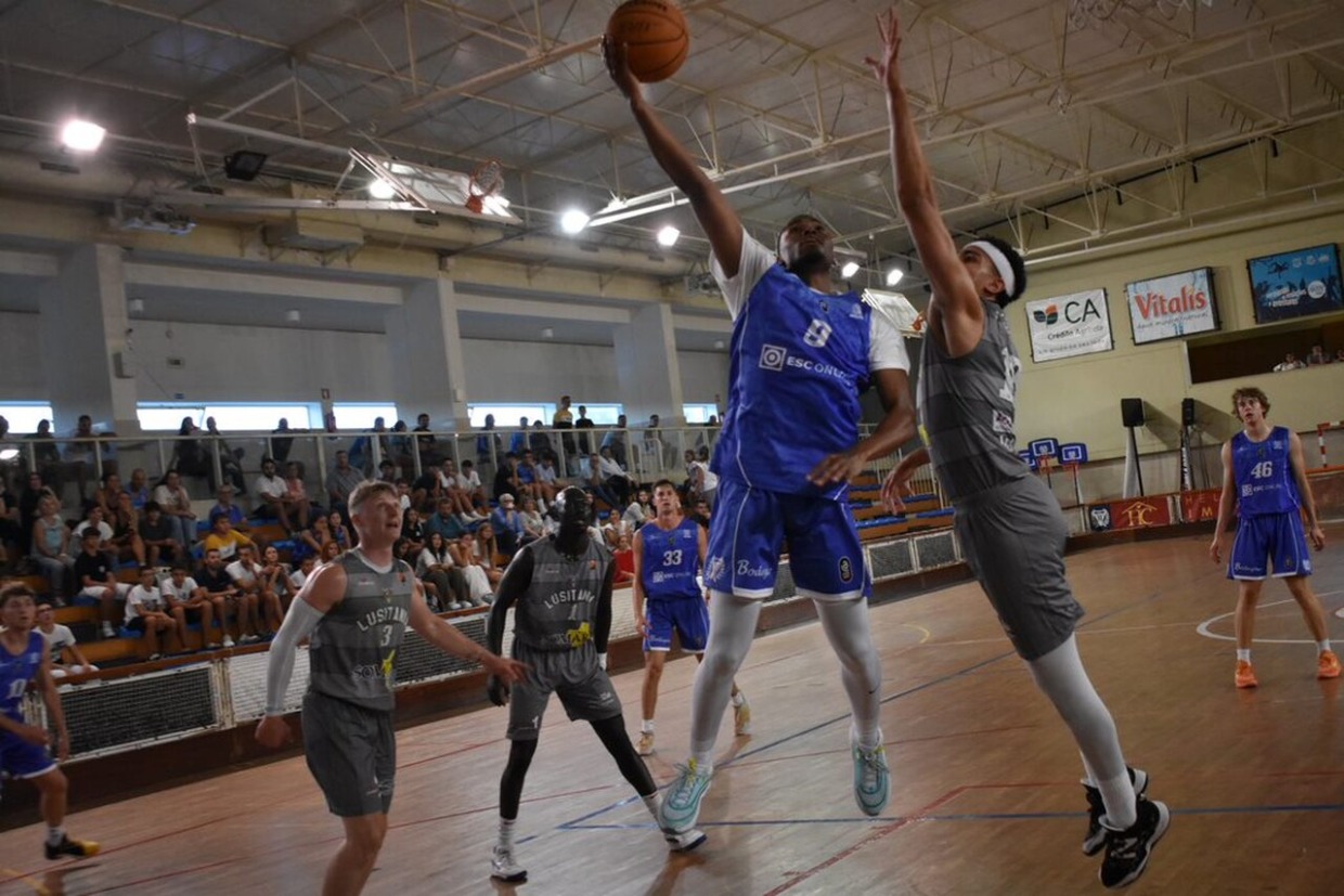 Americanos do basquetebol do CDP dão autógrafos e espetáculo em jogo-treino  (fotos) - MAIS/Semanário