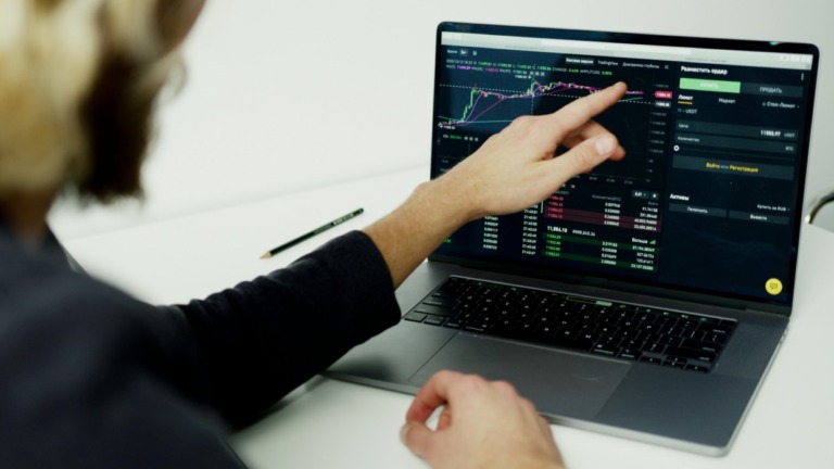 O papel da mentalidade de manada nas negociações de CFD de Bitcoin dispendiosas