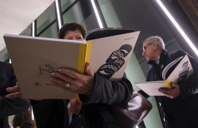 visita-guiada-e-apresentacao-do-catalogo-da-exposicao-show-us-around-14