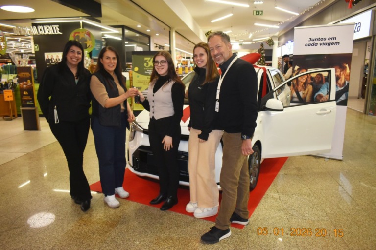 Pingo Doce Argivai entrega automóvel Kia Picanto a vencedora do sorteio nos 30 anos do Hiper (fotos)